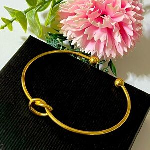 Beautiful bracelet with knot, gold color.